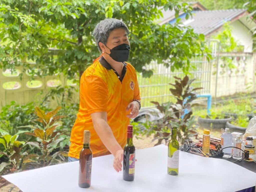 MTA, Walailak University organizes packaging design training for the community and teaches techniques for photography with a mobile camera and techniques for making packaging scenes from close-up materials at Tambon Klai