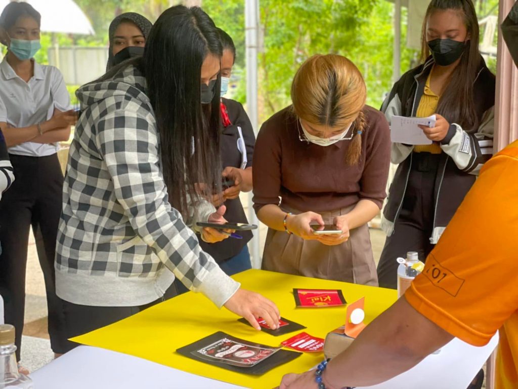 MTA, Walailak University organizes packaging design training for the community and teaches techniques for photography with a mobile camera and techniques for making packaging scenes from close-up materials at Tambon Klai