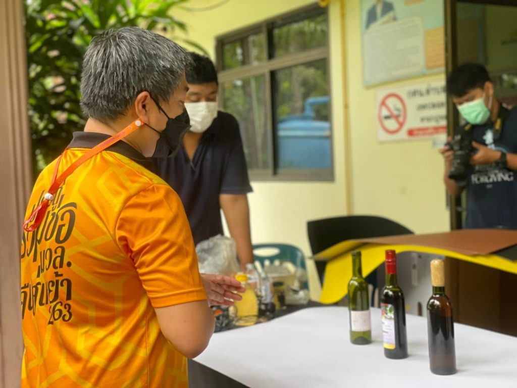 MTA, Walailak University organizes packaging design training for the community and teaches techniques for photography with a mobile camera and techniques for making packaging scenes from close-up materials at Tambon Klai