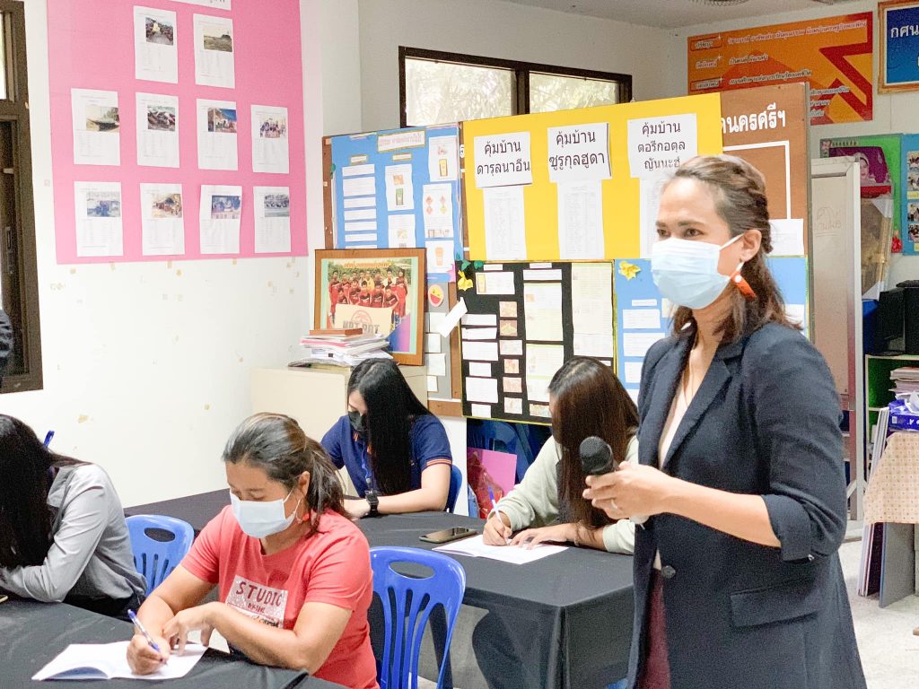 MTA, Walailak University organizes packaging design training for the community and teaches techniques for photography with a mobile camera and techniques for making packaging scenes from close-up materials at Tambon Klai