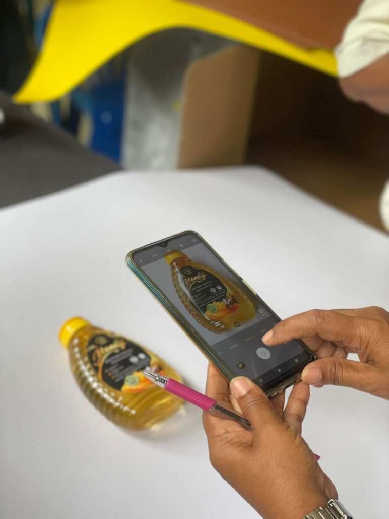 MTA, Walailak University organizes packaging design training for the community and teaches techniques for photography with a mobile camera and techniques for making packaging scenes from close-up materials at Tambon Klai