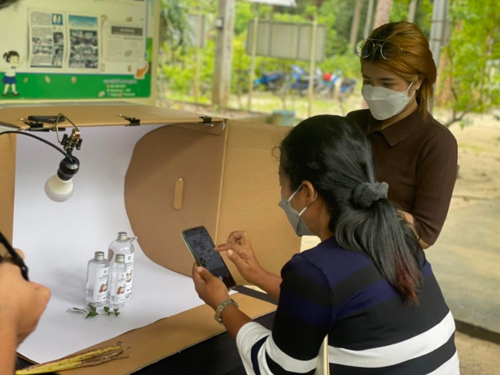 MTA ม.วลัยลักษณ์ เข้าร่วมการอบรมเชิงปฏิบัติการ อบรมออกแบบบรรจุภัณท์ให้กับชุมชน และ สอนเทคนิคการถ่ายภาพด้วยกล้องมือถือ และเทคนิคการทำฉากถ่ายบรรจุภัณฑ์จากวัสดุใกล้ตัว