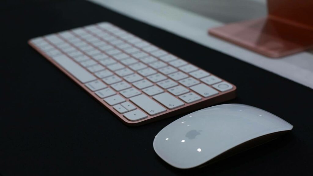 หลักสูตรเทคโนโลยีมัลติมีเดียแอนิเมชันและเกม เตรียมพร้อมรับการเรียน On-site Imac M1 พร้อมซอฟท์แวร์ลิขสิทธิ์ และ Microsolf HoloLens สำหรับการเรียนการสอนด้าน Mixed-Reality